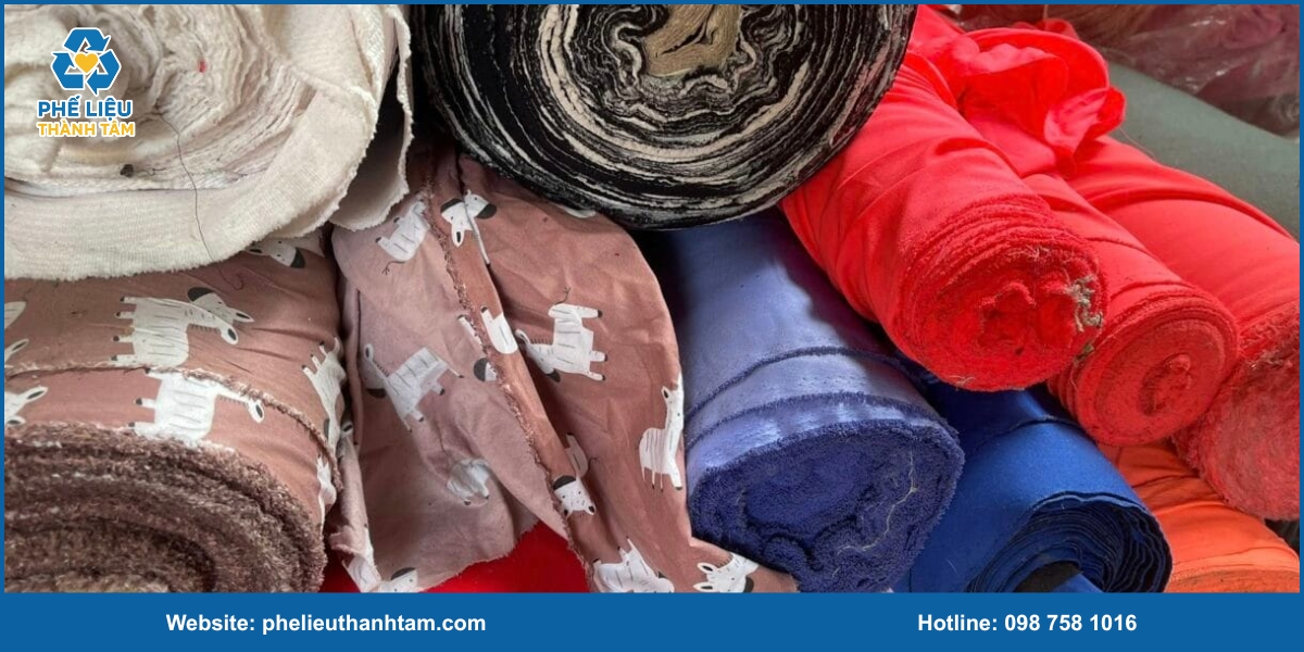 Phân loại phế liệu vải thu mua